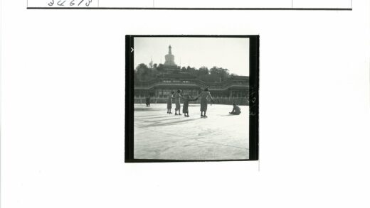 冰湖滑冰与古建风光.jpg