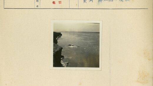 冰雪侵蚀的河岸景观.jpg