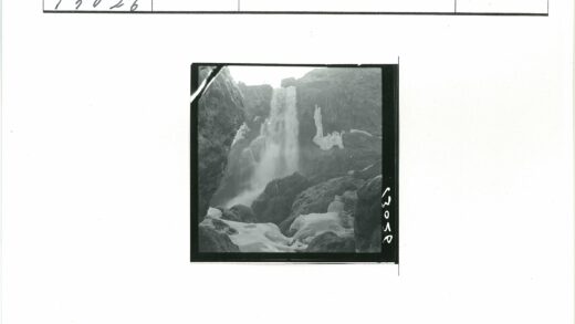 冰雪瀑布岩石景观.jpg