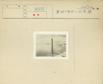 冰面测量杆与冰雪景观.jpg