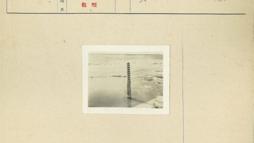 冰面测量杆与冰雪景观.jpg
