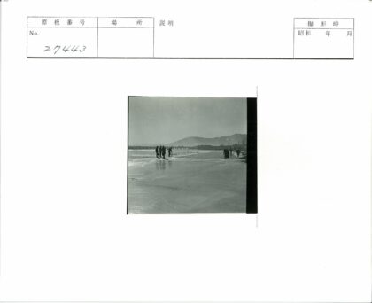 冰面行走远山桥景.jpg