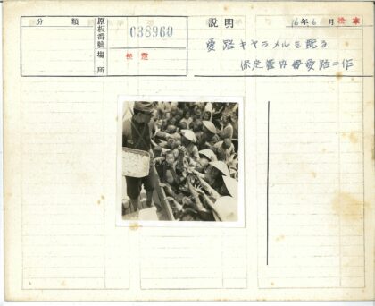 分发食物的戴帽人.jpg