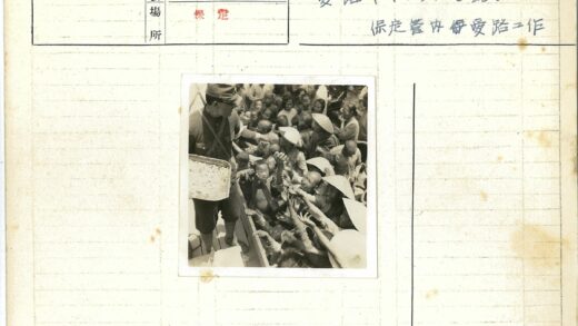分发食物的戴帽人.jpg