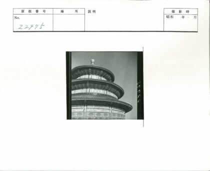 分层圆形建筑特写与蓝天.jpg