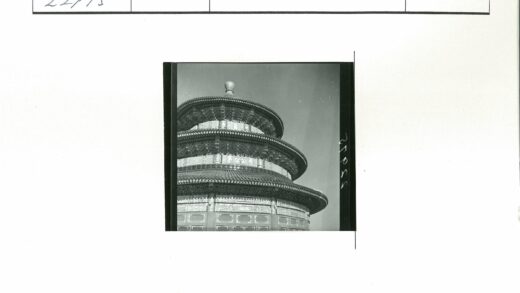 分层圆形建筑特写与蓝天.jpg