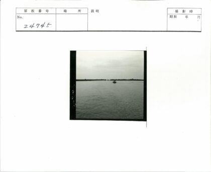 划桨船在阴云海岸线.jpg