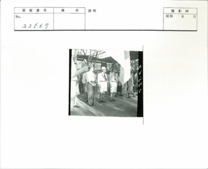 制服与休闲服人群持旗帜杆合影.jpg