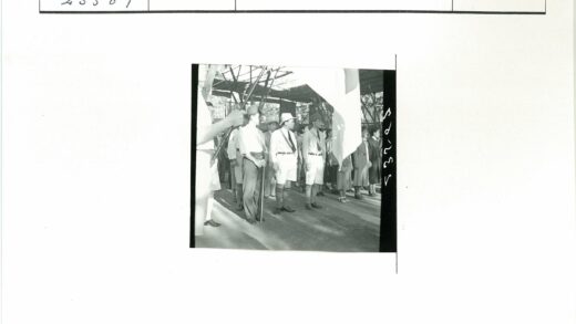 制服与休闲服人群持旗帜杆合影.jpg
