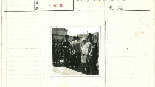 制服与便服人群室外合影.jpg