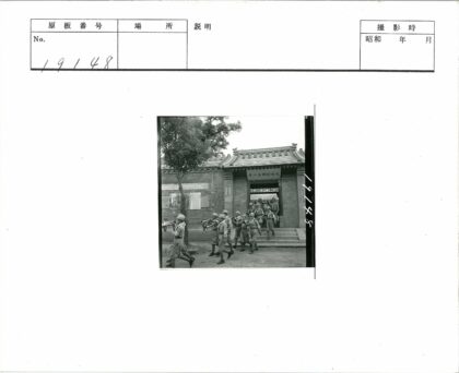 制服乐队走过传统瓦顶建筑.jpg