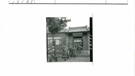 制服乐队走过传统瓦顶建筑.jpg