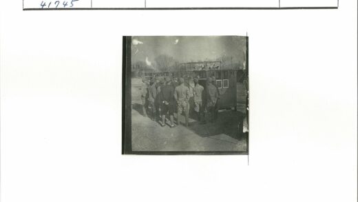 制服人员与巨型木结构鸟栖景观.jpg