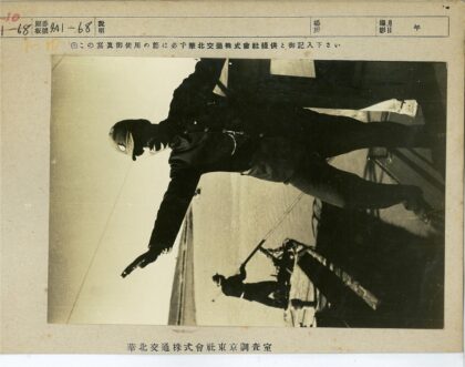 制服人员与户外工作者.jpg