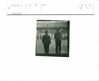 制服人员与男子在传统建筑前.jpg