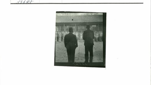 制服人员与男子在传统建筑前.jpg