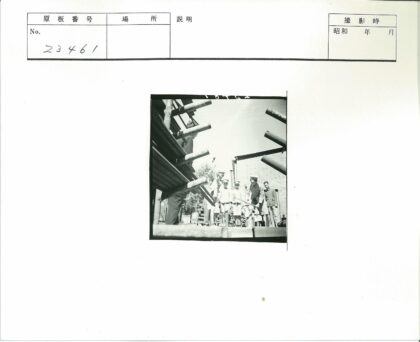 制服人员与管道建筑户外合影.jpg