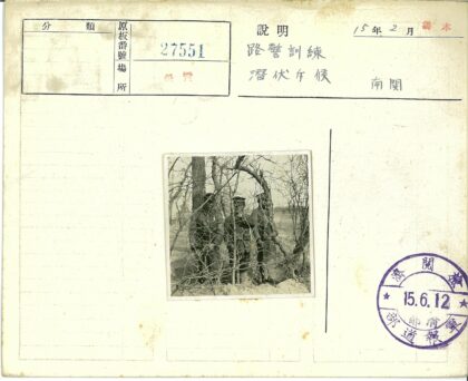 制服人员与铁丝栅栏合影.jpg