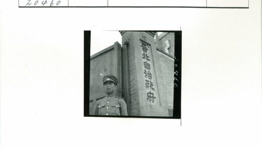 制服人员与铭文砖柱.jpg