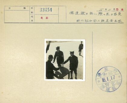 制服人员交接文件室外场景.jpg