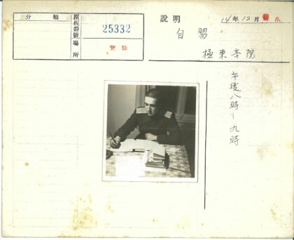 制服人员伏案工作照.jpg