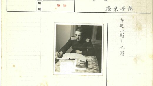 制服人员伏案工作照.jpg
