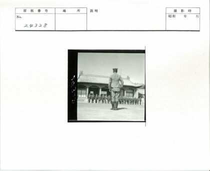 制服人员传统建筑前合影.jpg
