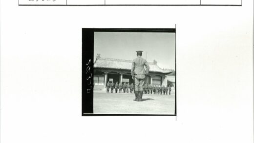 制服人员传统建筑前合影.jpg