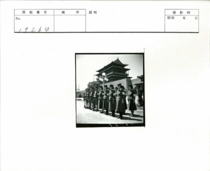 制服人员传统建筑前排队.jpg