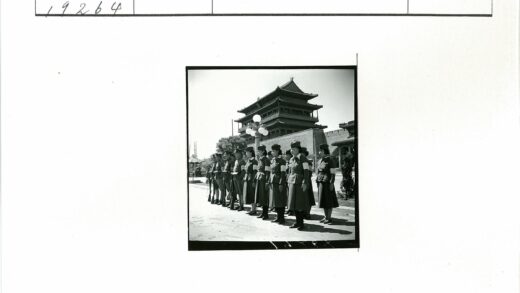 制服人员传统建筑前排队.jpg