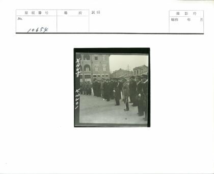 制服人员列队砖砌建筑前.jpg