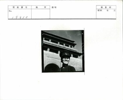 制服人员在古建筑前微笑.jpg