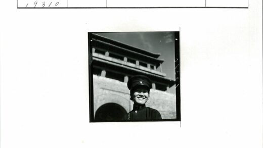 制服人员在古建筑前微笑.jpg