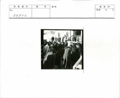制服人员在拱窗建筑前鞠躬.jpg