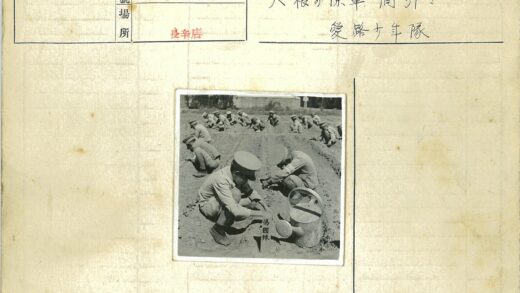 制服人员在田间劳动举牌场景.jpg