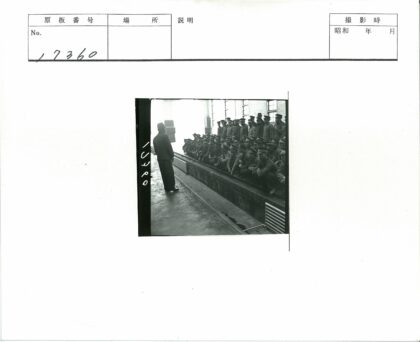 制服人员大楼台阶听讲.jpg