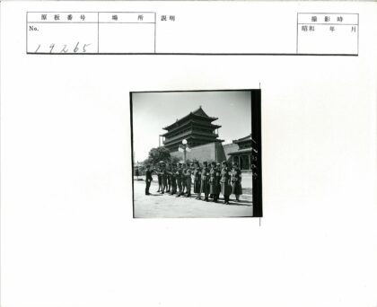制服人员弧形建筑前合影.jpg