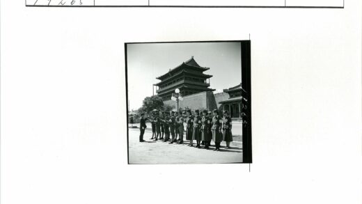 制服人员弧形建筑前合影.jpg