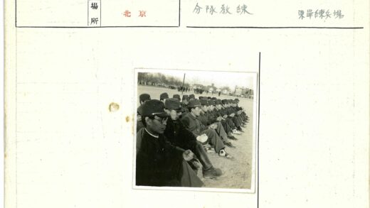 制服人员户外列队建筑树木背景.jpg