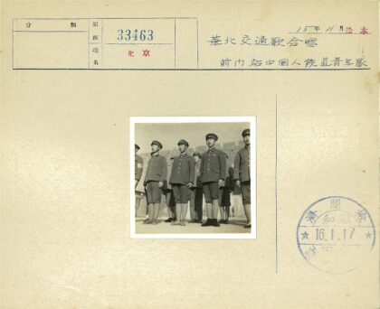 制服人员户外合影建筑背景.jpg