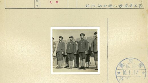 制服人员户外合影建筑背景.jpg