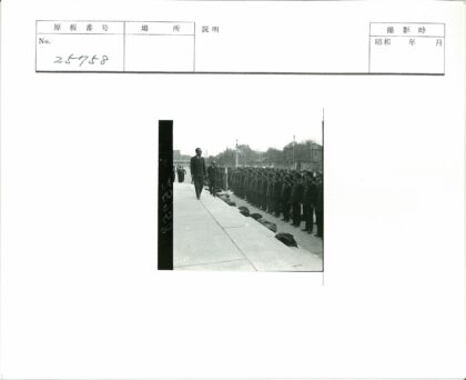 制服人员户外队列检查.jpg