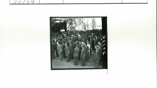 制服人员户外集会现场.jpg
