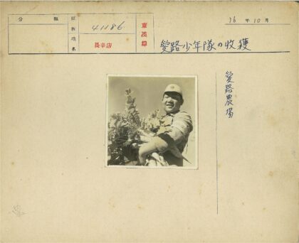 制服人员手持萝卜微笑.jpg