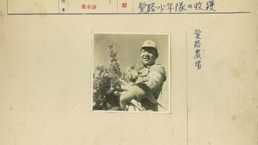制服人员手持萝卜微笑.jpg
