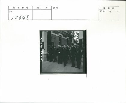 制服人员拱形建筑外集合.jpg