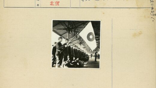 制服人员持旗站在铁结构下.jpg