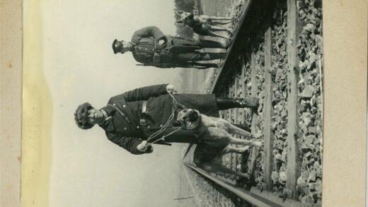 制服人员携犬巡逻铁轨.jpg