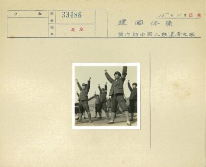 制服人员木建筑前行礼.jpg