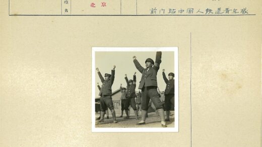 制服人员木建筑前行礼.jpg